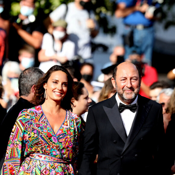 Kad Merad et sa compagne Julia Vignali - Montée des marches du film " OSS 117 : Alerte rouge en Afrique Noire " lors du 74ème Festival International du Film de Cannes. Le 17 juillet 2021 © Borde-Jacovides-Moreau / Bestimage