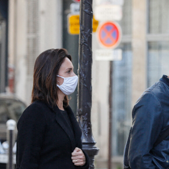 Kad Merad et sa compagne Julia Vignali - Obsèques du producteur Cyril Colbeau-Justin en la basilique Saint-Clotilde, le 12 novembre 2020. © Agence / Bestimage