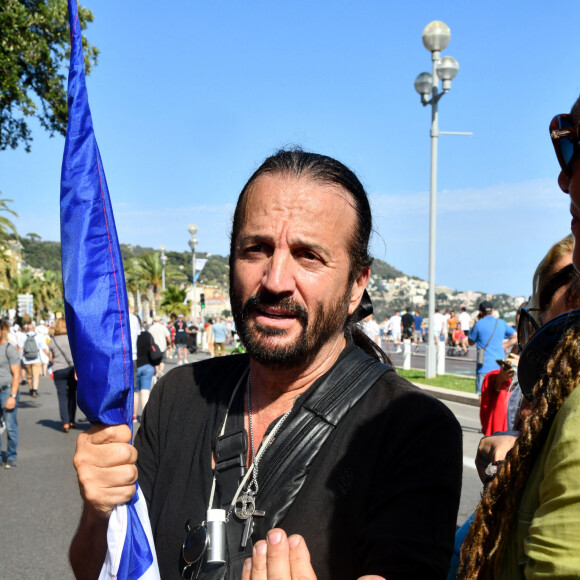 A Nice, avec en "Guest Star", le chanteur, auteur-compositeur, militant, Francis Lalanne, c'est plus de 10000 personnes qui sont descendus dans les rues pour manifester contre le pass sanitaire et le vaccin obligatoire, le 8 août 2021. © Bruno Bebert/Bestimage