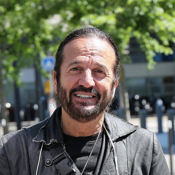 Le chanteur Francis Lalanne fume la pipe à la sortie des studios RMC à Paris, France, le 11 juin 2021. © Panoramic/Bestimage