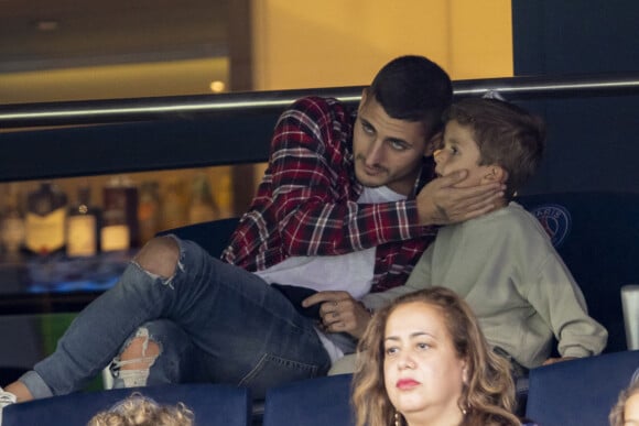 Marco Verratti, ses enfants et sa femme Jessica Aidi - People en tribune lors de la rencontre de football Paris Saint Germain PSG contre Clermont (4-0) au Parc des Princes à Paris le 11 septembre 2021