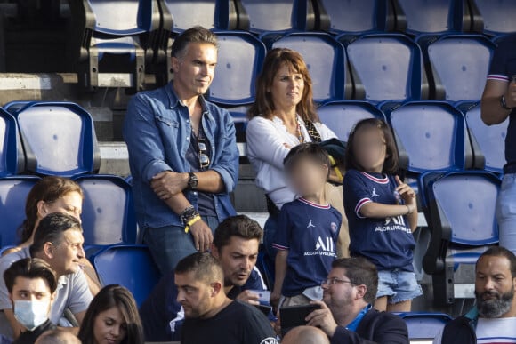 Faustine Bollaert, son mari Maxime Chattam et leurs enfants Abbie et Peter sont en tribune lors de la rencontre de football Paris Saint Germain PSG contre Clermont (4-0) au Parc des Princes à Paris le 11 septembre 2021.