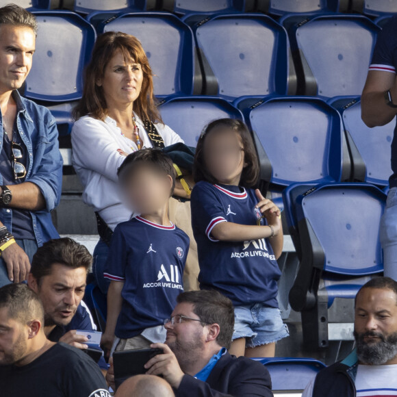Faustine Bollaert, son mari Maxime Chattam et leurs enfants Abbie et Peter sont en tribune lors de la rencontre de football Paris Saint Germain PSG contre Clermont (4-0) au Parc des Princes à Paris le 11 septembre 2021.