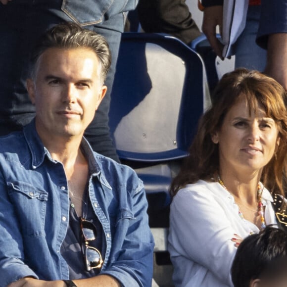 Faustine Bollaert, son mari Maxime Chattam et leurs enfants Abbie et Peter sont en tribune lors de la rencontre de football Paris Saint Germain PSG contre Clermont (4-0) au Parc des Princes à Paris.