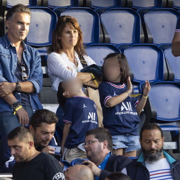 Faustine Bollaert, son mari Maxime Chattam et leurs enfants Abbie et Peter sont en tribune lors de la rencontre de football Paris Saint Germain PSG contre Clermont (4-0) au Parc des Princes à Paris le 11 septembre 2021.