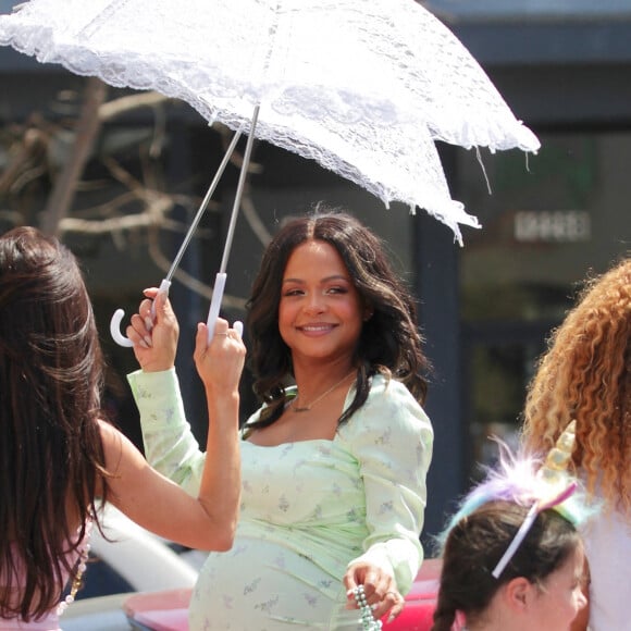 Christina Milian, enceinte, sur un char lors d'une parade à Los Angeles le 10 avril 2021. 