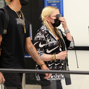 Madonna et son compagnon Ahlamalik Williams à l'aéroport JFK à New York le 14 août 2021.