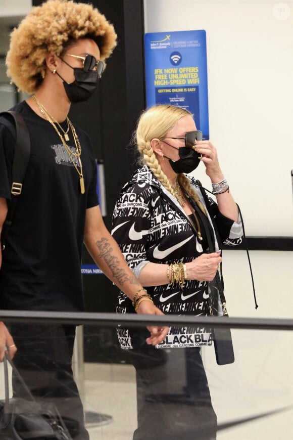 Madonna et son compagnon Ahlamalik Williams à l'aéroport JFK à New York le 14 août 2021.
