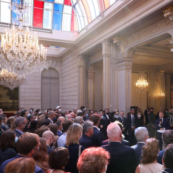 Le président de la République française, Emmanuel Macron, l'artiste Daniel Buren, le designer Ora-ïto (Ito Morabito) et la ministre de la Culture, Roselyne Bachelot lors de l'inauguration de l'exposition de D.Buren "Pavoisé: travail in situ" dans la verrière du Jardin d'hiver au palais de l'Elysée à Paris, France, le 13 septembre 2021. © Stéphane Lemouton/Bestimage 