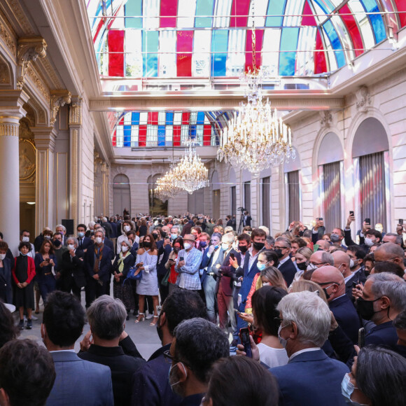 Le président de la République française, Emmanuel Macron, l'artiste Daniel Buren et le designer Ora-ïto (Ito Morabito) lors de l'inauguration de l'exposition de D.Buren "Pavoisé: travail in situ" dans la verrière du Jardin d'hiver au palais de l'Elysée à Paris, France, le 13 septembre 2021. © Stéphane Lemouton/Bestimage 