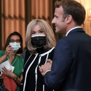 Farida Khelfa, le président de la République française, Emmanuel Macron et sa femme, la Première Dame, Brigitte Macron lors de l'inauguration de l'exposition de D.Buren "Pavoisé: travail in situ" dans la verrière du Jardin d'hiver au palais de l'Elysée à Paris. © Stéphane Lemouton/Bestimage 