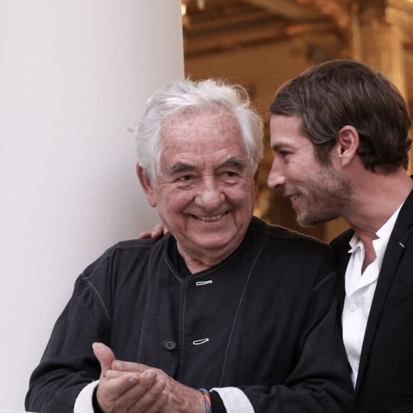 Le président de la République française, Emmanuel Macron, l'artiste Daniel Buren et le designer Ora-ïto (Ito Morabito) lors de l'inauguration de l'exposition de D.Buren "Pavoisé: travail in situ" dans la verrière du Jardin d'hiver au palais de l'Elysée à Paris, France, le 13 septembre 2021. © Stéphane Lemouton/Bestimage 