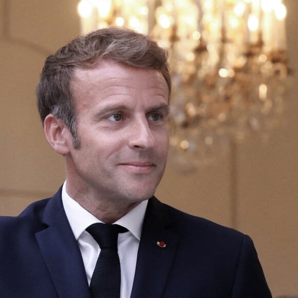 Le président de la République française, Emmanuel Macron et l'artiste Daniel Buren lors de l'inauguration de l'exposition de D.Buren "Pavoisé: travail in situ" dans la verrière du Jardin d'hiver au palais de l'Elysée à Paris, France, le 13 septembre 2021. © Stéphane Lemouton/Bestimage 