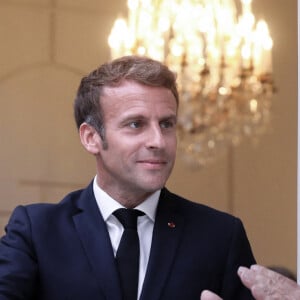 Le président de la République française, Emmanuel Macron et l'artiste Daniel Buren lors de l'inauguration de l'exposition de D.Buren "Pavoisé: travail in situ" dans la verrière du Jardin d'hiver au palais de l'Elysée à Paris, France, le 13 septembre 2021. © Stéphane Lemouton/Bestimage 