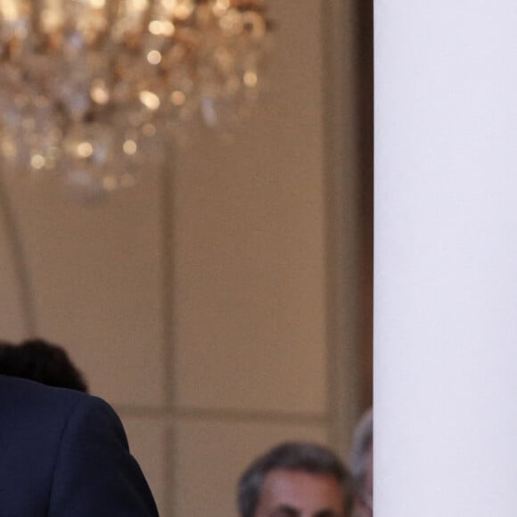 Le président de la République française, Emmanuel Macron et l'artiste Daniel Buren lors de l'inauguration de l'exposition de D.Buren "Pavoisé: travail in situ" dans la verrière du Jardin d'hiver au palais de l'Elysée à Paris, France, le 13 septembre 2021. © Stéphane Lemouton/Bestimage 