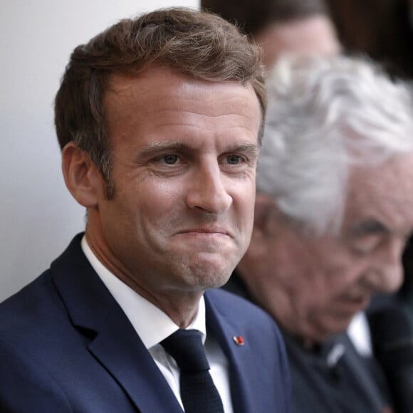 Le président de la République française, Emmanuel Macron lors de l'inauguration de l'exposition de D.Buren "Pavoisé: travail in situ" dans la verrière du Jardin d'hiver au palais de l'Elysée à Paris, France, le 13 septembre 2021. © Stéphane Lemouton/Bestimage 