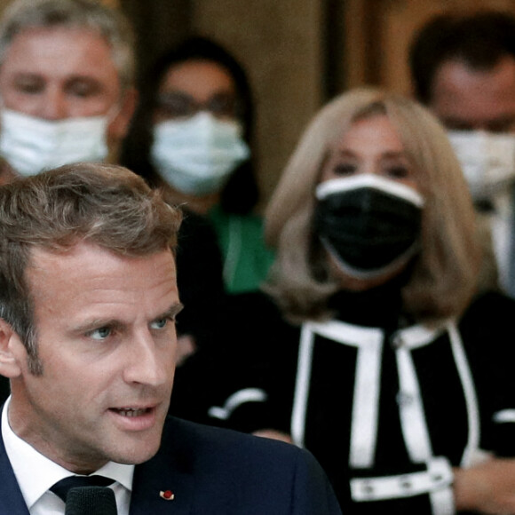Le président de la République française, Emmanuel Macron et l'artiste Daniel Buren lors de l'inauguration de l'exposition de D.Buren "Pavoisé: travail in situ" dans la verrière du Jardin d'hiver au palais de l'Elysée à Paris, France, le 13 septembre 2021. © Stéphane Lemouton/Bestimage 