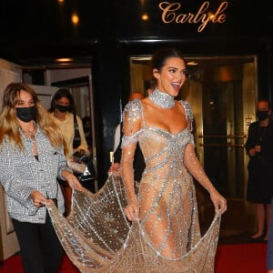 Kendall Jenner à la sortie du Carlyle Hotel pour se rendre à la soirée du Met Gala (Met Ball) 2021 à New York le 13 septembre 2021.