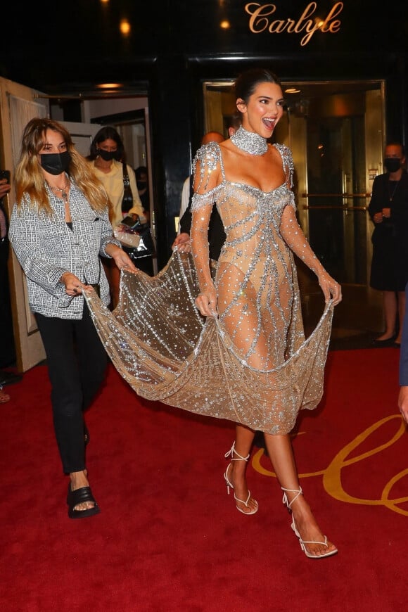 Kendall Jenner à la sortie du Carlyle Hotel pour se rendre à la soirée du Met Gala (Met Ball) 2021 à New York le 13 septembre 2021.