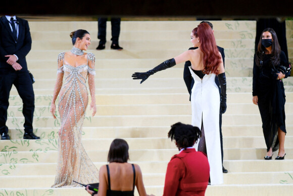 Kendall Jenner et Gigi Hadid lors de la soirée du Met Gala (Met Ball) 2021 "Celebrating In America: A Lexicon Of Fashion" au Metropolitan Museum of Art à New York le 13 septembre 2021.