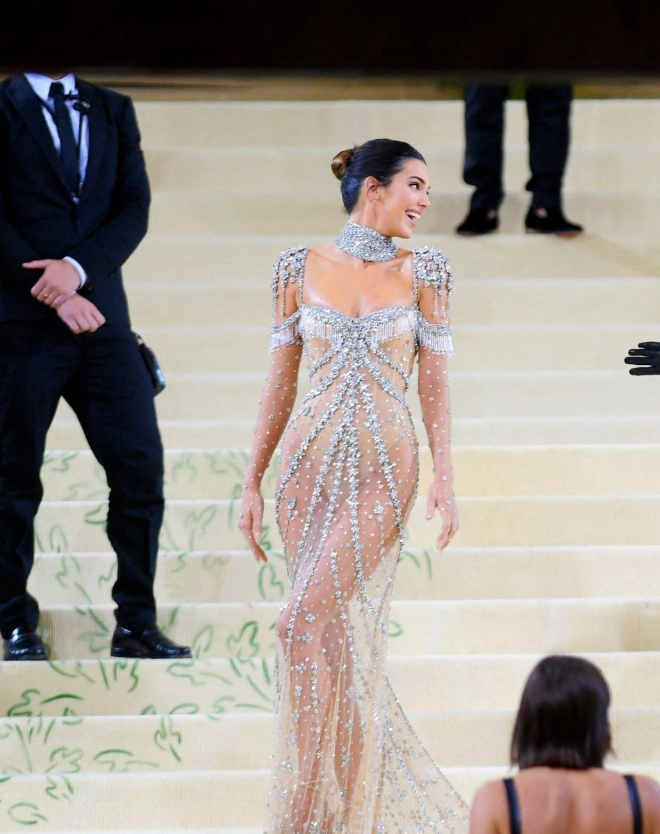 Met Gala 2021 Kendall Jenner tout en transparence, les fesses