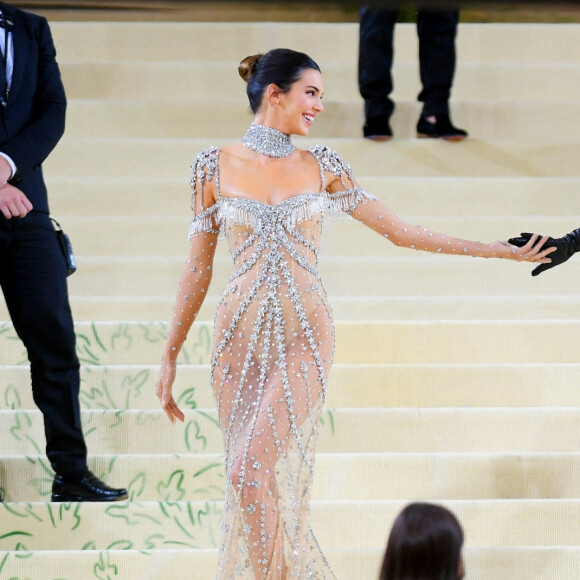 Kendall Jenner et Gigi Hadid lors de la soirée du Met Gala (Met Ball) 2021 "Celebrating In America: A Lexicon Of Fashion" au Metropolitan Museum of Art à New York le 13 septembre 2021.