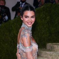 Met Gala 2021 : Kendall Jenner tout en transparence, les fesses habillées de strass
