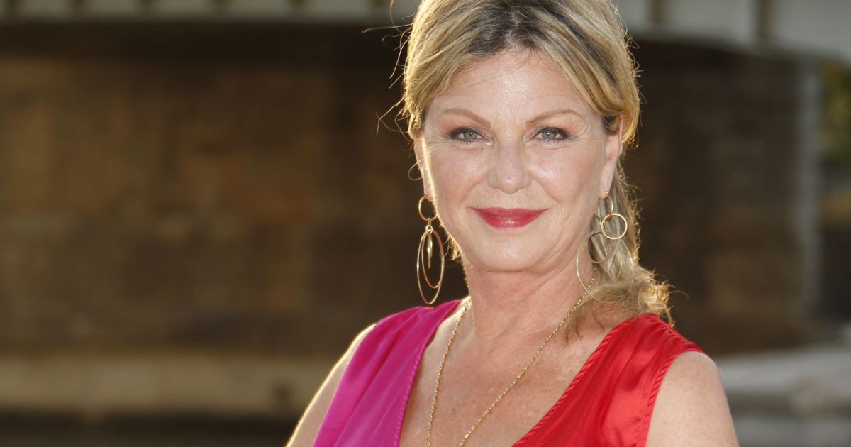 Jeane Manson Grand-mère présente son petit-fils Jeane Manson Grand-mère présente son petit-fils