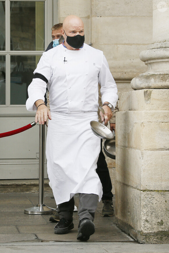 Le grand chef Bordelais et présentateur TV Philippe Etchebest organise un concert de casseroles devant son restaurant Bordelais "Le 4ème Mur" avec son équipe afin de soutenir l'ouverture des restaurants pendant la crise liée à l'épidémie de Coronavirus (COVID-19), le 2 Octobre 2020 à Bordeaux.