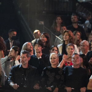 Exclusif - Tomer Sisley et sa femme Sandra, Pascale Louange, Jalil Lespert et sa compagne Laeticia Hallyday, Jean-Claude Camus, Mathilde Seigner, Léo Angeli - People dans les tribunes du concert hommage à Johnny Hallyday "Que je t'aime" à l'AccorHotels Arena Paris Bercy à Paris. Le 14 septembre 2021 © Borde-Jacovides-Moreau / Bestimage