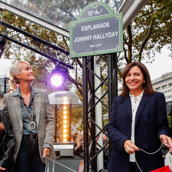 Exclusif - No Web - Anne Hidalgo, maire de Paris, Laeticia Hallyday et ses files Jade et Joy - Inauguration de l'esplanade "Johnny Hallyday" et de la statue "Quelque chose de ..." de l'artiste Bertrand Lavier sur le parvis de la salle de concert AccorHotels Arena Paris Bercy à Paris. Le 14 septembre 2021 © Borde-Jacovides-Moreau / Bestimage  Exclusive - No Web No Blog pour Belgique et Suisse 