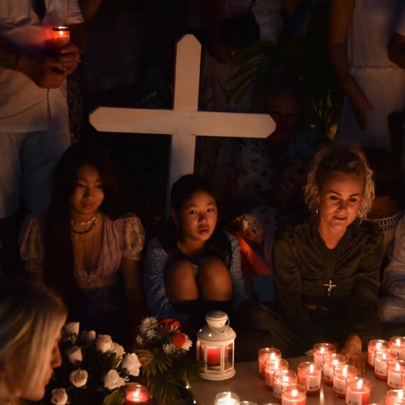 Alcéa Boudou, Laeticia Hallyday et ses filles Jade et Joy, Philippe Stouvenot - Pour le deuxième anniversaire de la mort de Johnny, Laeticia Hallyday et ses filles Jade et Joy se recueillent sur sa tombe au cimetière de Lorient à Saint-Barthélémy le 5 décembre 2019.