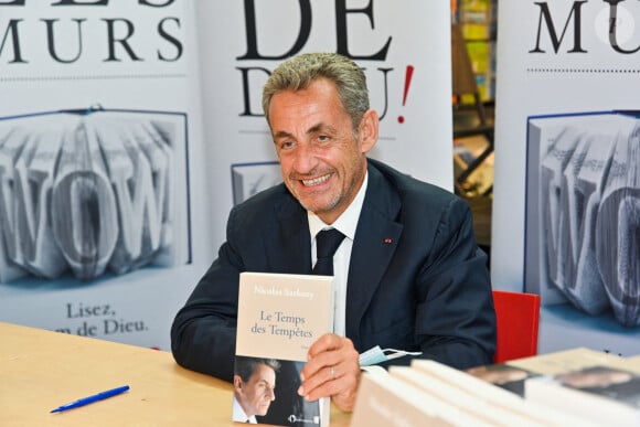 Nicolas Sarkozy dédicace son livre "Le temps des tempêtes" à la librairie Filigranes à Bruxelles. © Frédéric Andrieu / Panoramic / Bestimage 