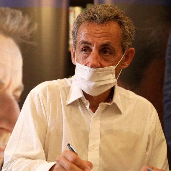 Nicolas Sarkozy arrive, en compagnie de David Lisnard (Maire de Cannes) pour la dédicace de son livre "Le temps des tempêtes" à la librairie "Autour d'un livre" à Cannes, le 24 août 2020. © Sebastien Botella / Nice Matin / Bestimage 