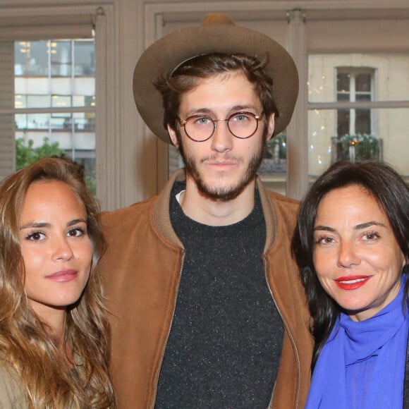 Exclusif - Jean-Baptiste Maunier et sa compagne Léa Arnezeder, Sandra Zeitoun - Vernissage de l'exposition "MKART" aux Salons Hoche à Paris le 26 avril 2017. © CVS/Bestimage