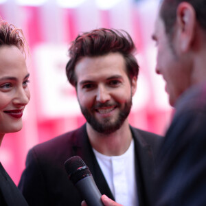 Nora Arnezeder et Guy Burnet - Photocall de la soirée de clôture de la 2e édition du "Canneseries" au palais des Festivals à Cannes. Le 10 avril 2019. © Rachid Bellak/Bestimage