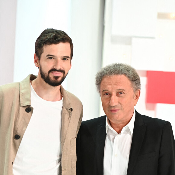 Marc-Antoine Le Bret et Michel Drucker - Enregistrement de l'émission "Vivement Dimanche" présentée par M.Drucker et diffusée le 19 septembre sur France 2. Le 11 septembre 2021 © Guillaume Gaffiot / Bestimage 
