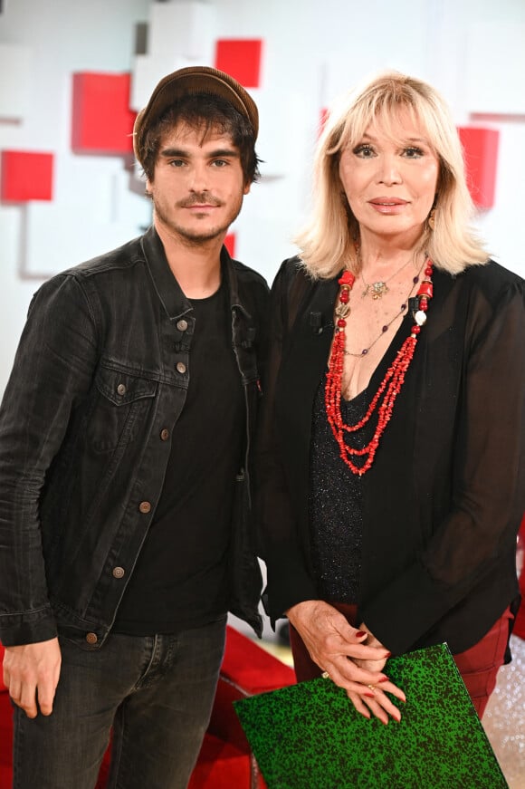 Gauvain Sers et Amanda Lear - Enregistrement de l'émission "Vivement Dimanche" présentée par M.Drucker et diffusée le 19 septembre sur France 2. Le 11 septembre 2021 © Guillaume Gaffiot / Bestimage 