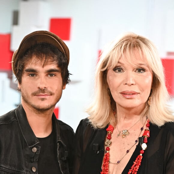 Gauvain Sers et Amanda Lear - Enregistrement de l'émission "Vivement Dimanche" présentée par M.Drucker et diffusée le 19 septembre sur France 2. Le 11 septembre 2021 © Guillaume Gaffiot / Bestimage 