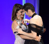 Penélope Cruz remet le prix Donostia à Marion Cotillard - 69e Festival international du film de San Sebastian (Saint Sébastien).