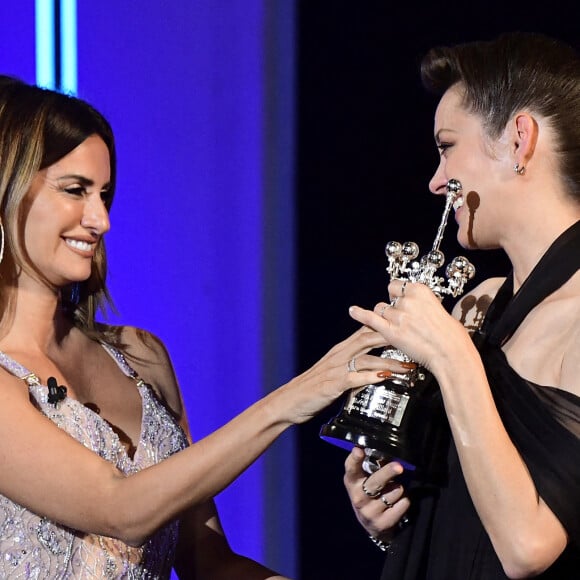 Penélope Cruz remet le prix Donostia à Marion Cotillard - 69e Festival international du film de San Sebastian (Saint Sébastien), Espagne, le 17 septembre 2021.