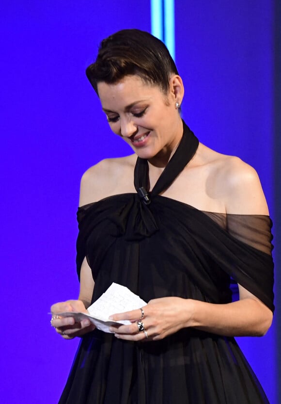 Penélope Cruz remet le prix Donostia à Marion Cotillard - 69e Festival international du film de San Sebastian (Saint Sébastien), Espagne, le 17 septembre 2021.