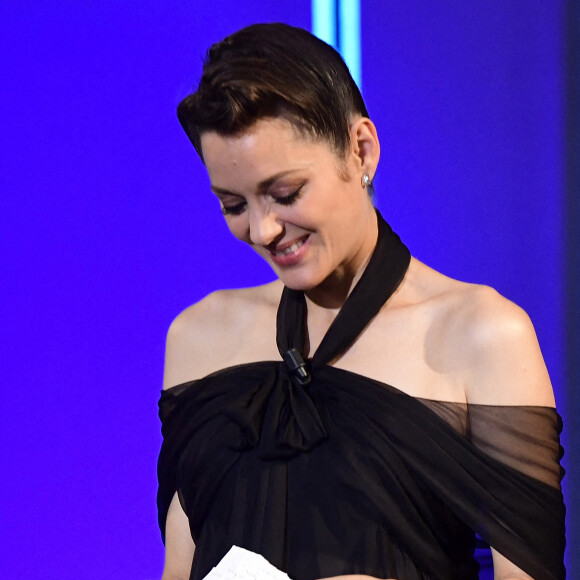 Penélope Cruz remet le prix Donostia à Marion Cotillard - 69e Festival international du film de San Sebastian (Saint Sébastien), Espagne, le 17 septembre 2021.