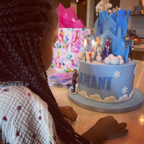 Amani-Nour, la petite dernière d'Omar et Hélène Sy, a fêté ses 4 ans avec un gâteau de la Reine des Neiges, le 18 septembre 2021.