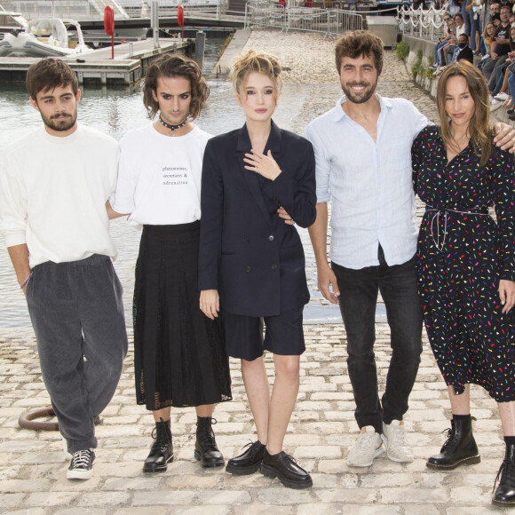 Clément Rémiens, Nicolas Anselmo, Catherine Davydzenka, Agustin Galiana, Vanessa Demouy (Ici tout commence) - Photocall lors du Festival de la Fiction de La Rochelle. © Christophe Aubert via Bestimage