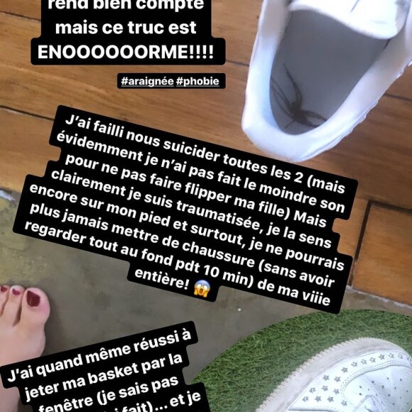 Léa François, écoeurée par les deux araignées présentes dans ses chaussures.