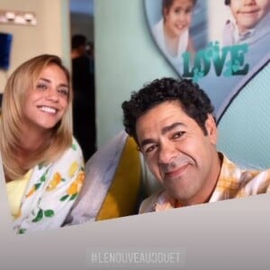 Alice Belaïdi avec Jamel Debbouze sur le tournage de leur nouveau film "Le nouveau jouet". Le 20 septembre 2021.