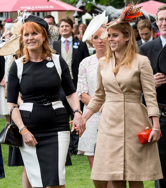 arah Ferguson et la princesse Beatrice d'York assistent aux courses du Royal Ascot 2017 à Londres le 23 juin 2017.