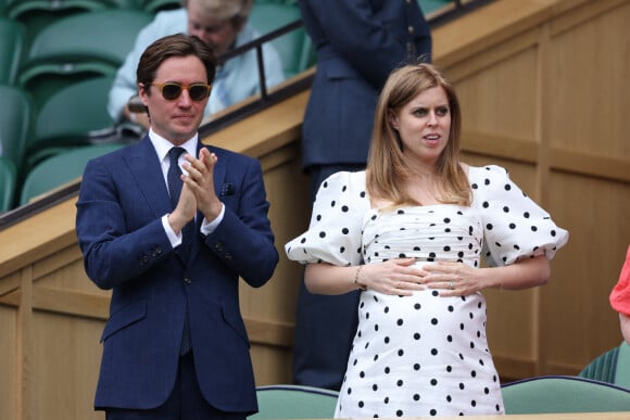 La princesse Beatrice d'York (enceinte) et son mari Edoardo Mapelli Mozzi au tournoi de Wimbledon au All England Lawn Tennis and Croquet Club à Londres, Royaume Uni, le 8 juillet 2021.