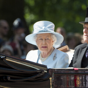 La reine Elisabeth II d'Angleterre, le prince Philip, duc d'Edimbourg - La famille royale d'Angleterre au palais de Buckingham pour assister à la parade "Trooping The Colour" à Londres le 17 juin 2017.